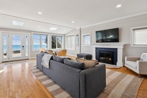 TV, offices - A Coastal Retreat on the Chesapeake Bay (Pasadena)