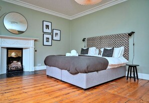 7 bedrooms, free WiFi, bed sheets - Catterick Cottage (Catterick)
