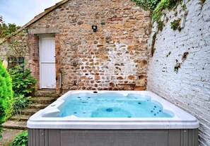 Outdoor spa tub - Catterick Cottage (Catterick)