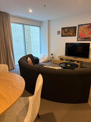 Apartamento City, balcón | Zona de estar