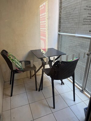 Apartamento City, balcón | Restaurante al aire libre