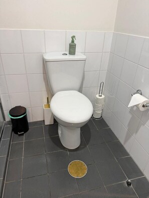 City Apartment, Balcony | Bathroom - Cozy & Affordable in CBD - Free Wine (Adelaide)