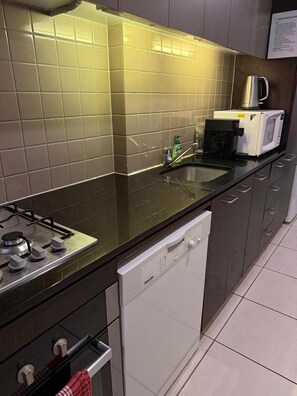 Apartamento City, balcón | Cocina privada