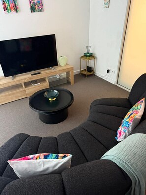 City Apartment, Balcony | Living area - Cozy & Affordable in CBD - Free Wine (Adelaide)