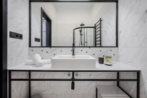 Deluxe tweepersoonskamer, uitzicht op stad | Badkamer