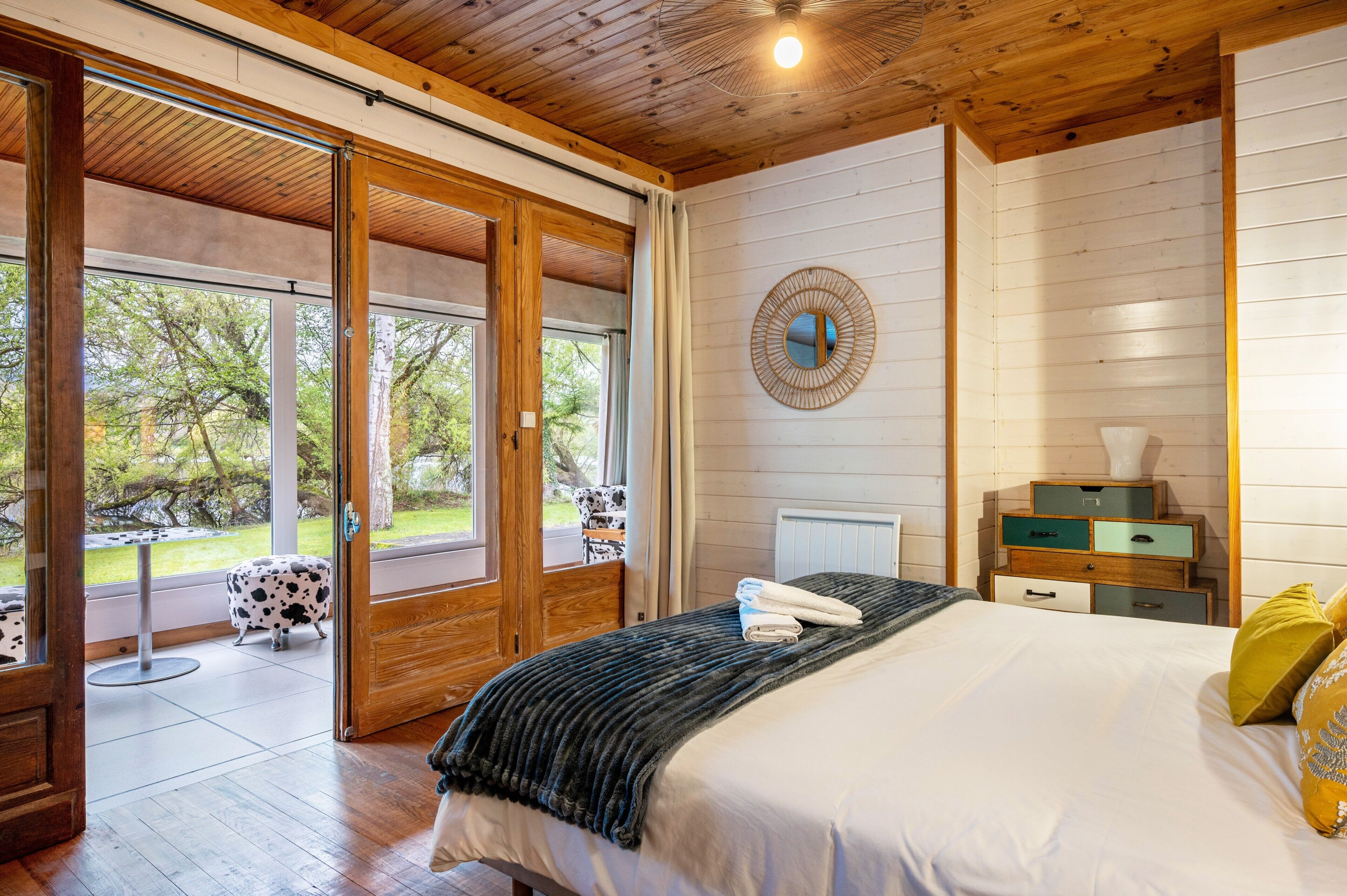 4 bedrooms, iron/ironing board, WiFi, bed sheets