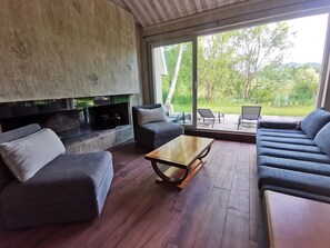 TV, video games, ping pong - Holiday Home “Les Pyrénées Au Bord De l’Eau” with Lake View, Private Terraces & Wi-Fi (Barbazan)