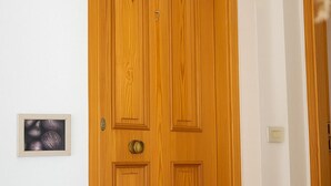 A wooden door with a number "7" and a brass handle. - Appatamenti ABR Corso - Apartment with View and Balcony (Le Castella)