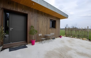 Outdoor dining - Les Silex Guest Room: Modern Comfort in the Heart of Périgord Noir (Plazac)