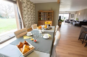 Dining - Les Silex Guest Room: Modern Comfort in the Heart of Périgord Noir (Plazac)