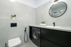 Shower, hair dryer, towels, shampoo - Bright Apartment in Warsaw | Private Garden and Parking (Warszawa)