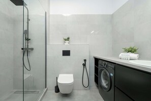 Shower, hair dryer, towels, shampoo - Bright Apartment in Warsaw | Private Garden and Parking (Warszawa)