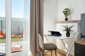 Dining - Bright Apartment in Warsaw | Private Garden and Parking (Warszawa)