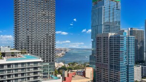 High-rise buildings with a pool and a view of the sea. - First Residences - Heart of Miami - We Host (Miami)