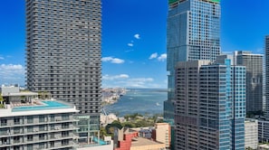 High-rise buildings with a pool and a view of the sea. - 501 First Bayfront (Miami)