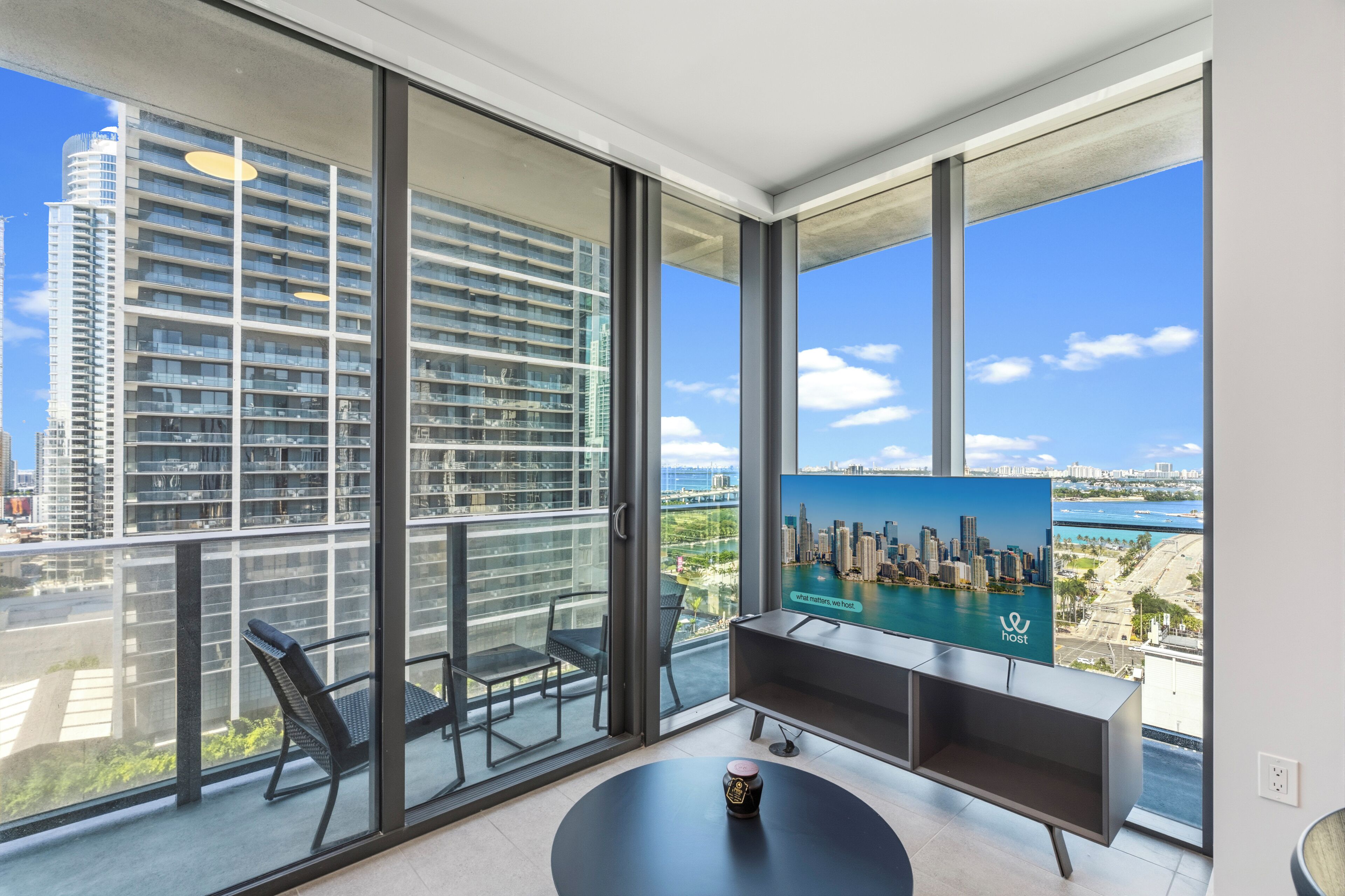 Design Apartment, 2 Bedrooms, City View | Living area