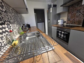 Een koelkast, een magnetron, een oven, een vaatwasser