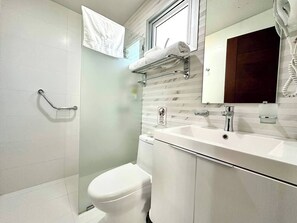 Dusche, Haartrockner, Handtücher, Seife