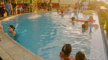 2 outdoor pools