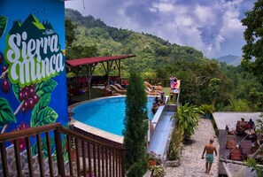 2 kolam renang terbuka 