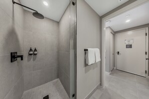 Studio | Salle de bain | Sèche-cheveux, serviettes fournies, savon, shampoing