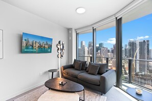 Appartement, 1 chambre | Coin séjour | TV connectée de 50 pouces avec chaînes par câble