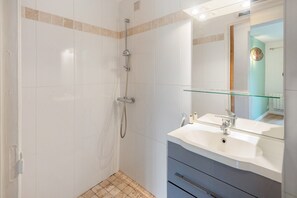 Shower, towels - Apartment "La Pergola" with Mountain View, Wi-Fi and Air Conditioning (Saint-Jean-du-Gard)