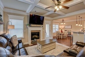 TV, fireplace - Beautiful 4-bedroom house just minutes from the Master’s Tournament! (Martinez)