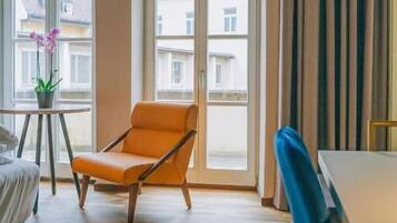 Superior Double Room, Balcony, Courtyard View | Living area