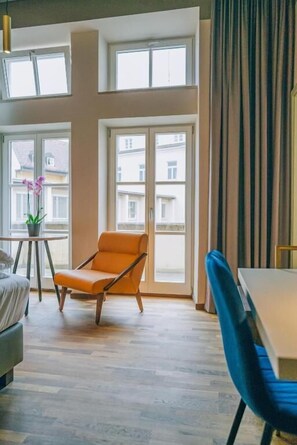 Kahden hengen superior-huone, parveke, näköala pihalle | Oleskelualue