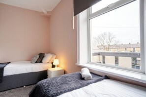 Iron/ironing board, Internet, bed sheets - Relax at Raglan @ Burnley 3BR Home | Parking (Burnley)