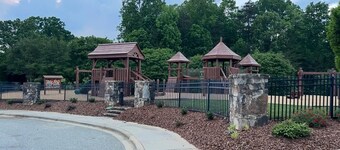 Charming 2-bedroom house with AC in beautiful Greensboro