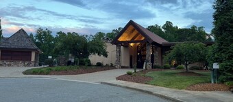 Charming 2-bedroom house with AC in beautiful Greensboro