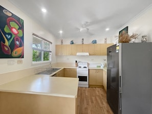 Refrigerador, microondas, horno y parrilla de estufa 