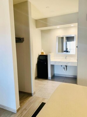 Deluxe Room | Soundproofing, iron/ironing board, free WiFi, bed sheets