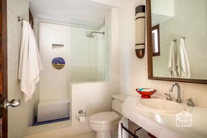 Shower, towels, soap, toilet paper - Spledid Oasis for 26 in El Peñón, by TopSpot®! (Girardot)