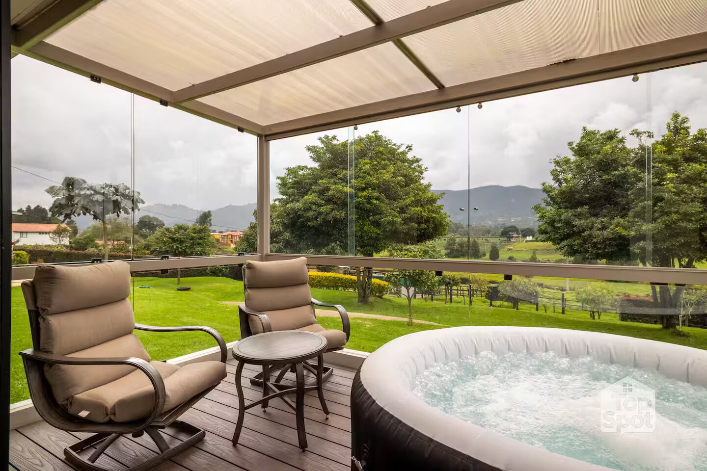 Bañera de hidromasaje al aire libre