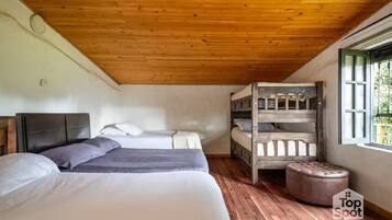 3 bedrooms, iron/ironing board, WiFi, bed sheets
