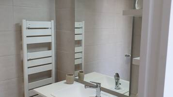 Een douche, een haardroger, handdoeken