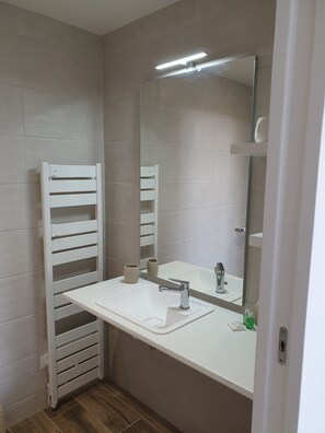 Douche, séchoir à cheveux, serviettes fournies