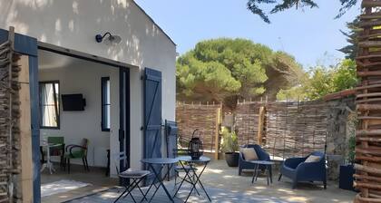 Superb Guest Room âLa Luzerondeâ with Private Terrace in Noirmoutier
