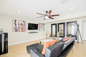 Living area - Fabulous 3-bed townhome, nr Old Town, King bed, sleeps 10, pool, hot tub (Scottsdale)