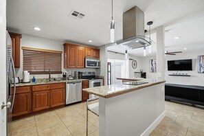 Microwave, oven, stovetop, dishwasher - Fabulous 3-bed townhome, nr Old Town, King bed, sleeps 10, pool, hot tub (Scottsdale)