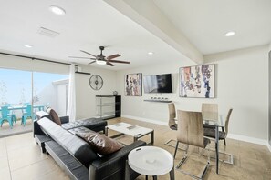 Interior - Fabulous 3-bed townhome, nr Old Town, King bed, sleeps 10, pool, hot tub (Scottsdale)