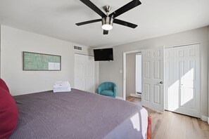 Room - Fabulous 3-bed townhome, nr Old Town, King bed, sleeps 10, pool, hot tub (Scottsdale)