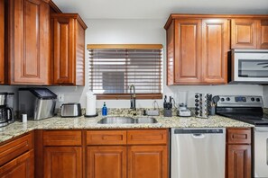 Microwave, oven, stovetop, dishwasher - Fabulous 3-bed townhome, nr Old Town, King bed, sleeps 10, pool, hot tub (Scottsdale)