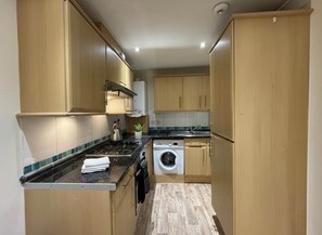 Fridge, microwave, oven, stovetop - Elegant 1-Bedroom Apartment in Whitechapel (London)