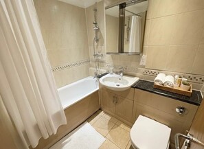 Hair dryer - Elegant 1-Bedroom Apartment in Whitechapel (London)