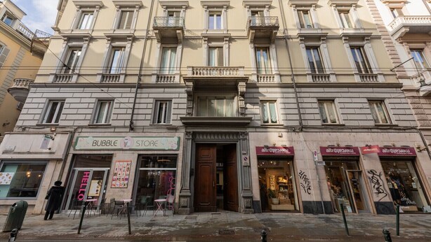 En bygning med flere etager, hvor der i stueetagen er en butik der hedder 'BUBBLE STORE' og på anden sal en butik der hedder 'Merceria'.