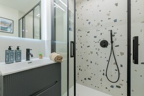 Shower, hair dryer, bidet, towels - Cheerful Apartment XX Settembre by Wonderful Italy (Torino)